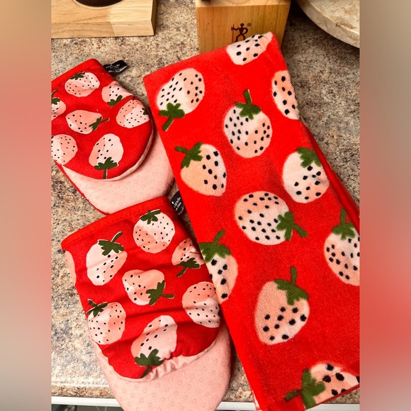 kate spade Other - Kate Spade Strawberry Kitchen Items - two hand towels and two oven mitts